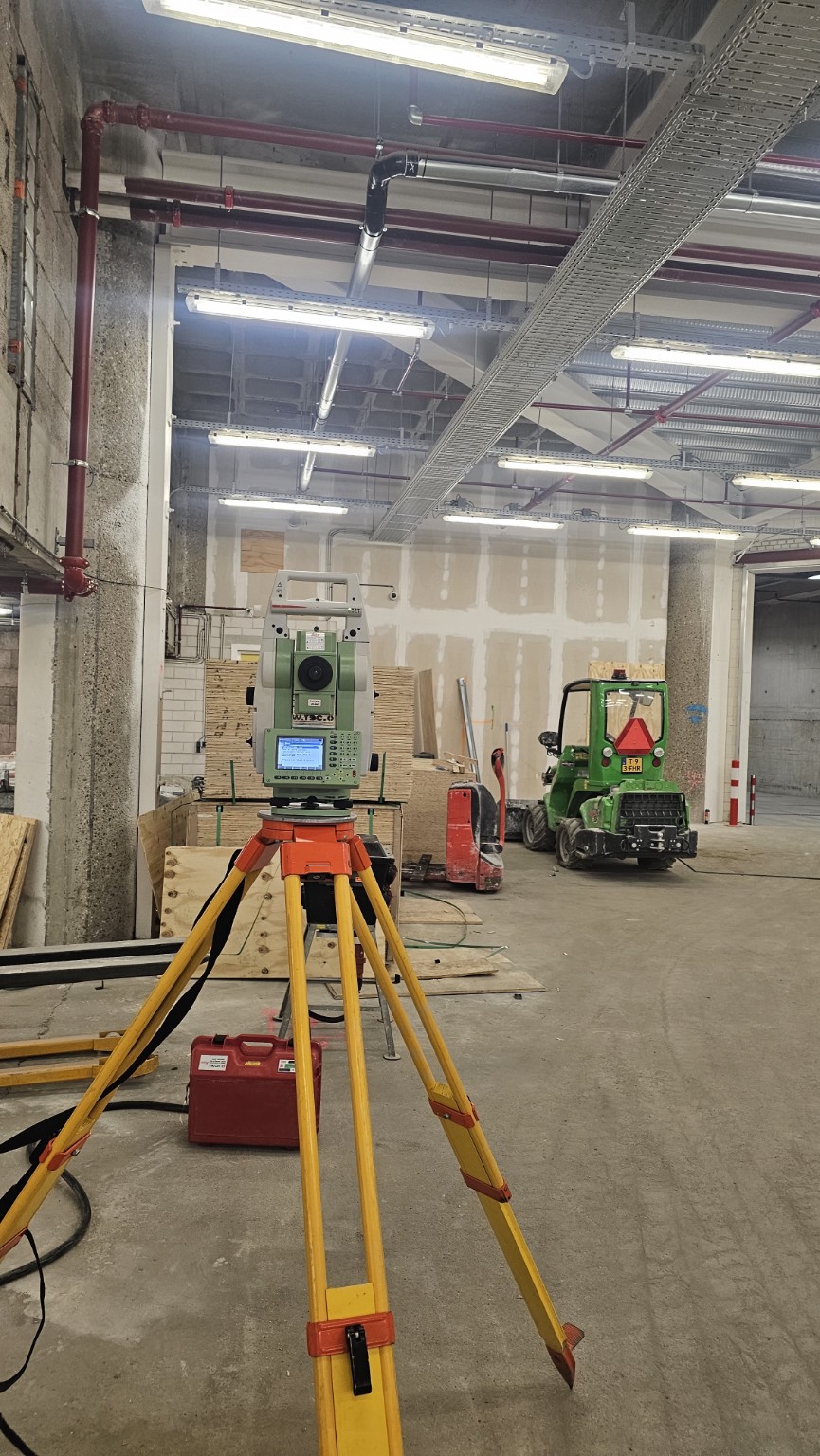 Total station op een bouwlocatie binnen, eigen projectfoto van LIARAD